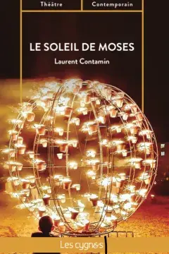 Un enfant devant une boule de feu, la nuit