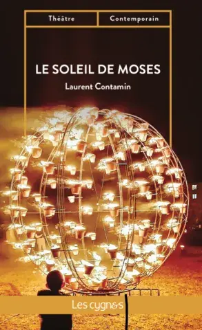 Un enfant devant une boule de feu, la nuit