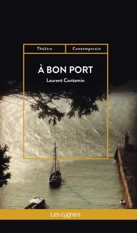 Un port, deux voiliers, une digue
