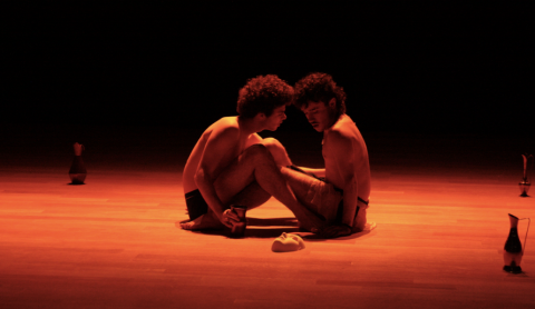 Tout résonnait de ce rire théâtral