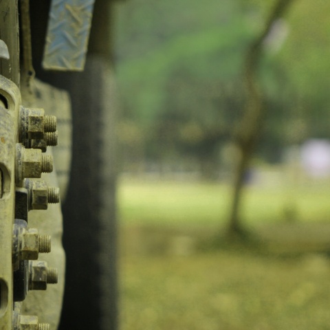 roues de camion sur fond végétal