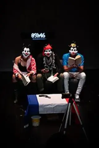 La Compagnie Bleu Nuit est composée d'anciens élèves de l'école La Cie Maritime de Montpellier, formation au cours de laquelle ils rencontrent la metteuse en scène Ana Karina Lombardi, traductrice de l'auteur uruguayen Santiago Sanguinetti qui porte haut le goût du jeu au sens premier. La scène est un champ d'expériences, un terrain d'exploration ! Des situations les plus absurdes, d'une logique qu'il s'amuse à pousser jusqu'au paroxysme, découlent des dialogues hilarants et tendus. Nos quatre jeunes étudia
