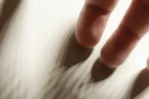À l’ombre d’un vaste détail, hors tempête.
