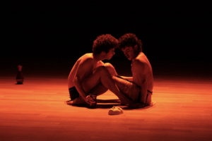 Tout résonnait de ce rire théâtral