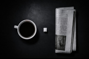 Une tasse de café un sucre un journal